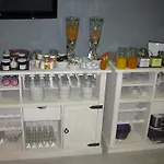 Tipi מלון 2*
